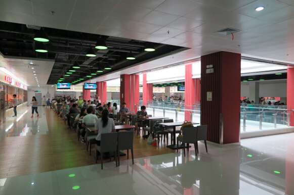 新校區乾淨整潔舒適的餐廳食堂