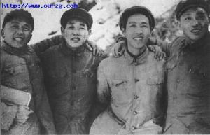張祖諒(左2)等在朝鮮東線
