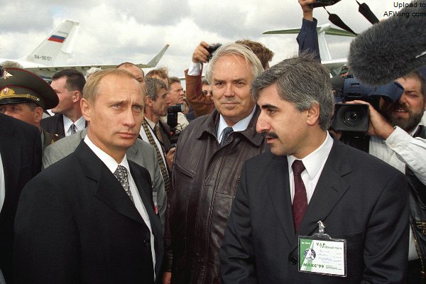 西蒙諾夫（中）和他的接班人波戈相（右）