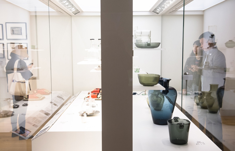 4月8日，觀眾在中國國際設計博物館參觀現當代玻璃製品展覽