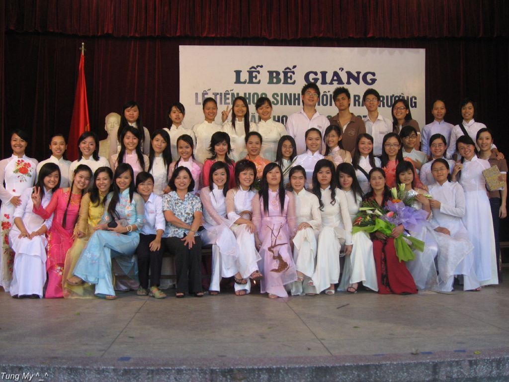 越南大學的典禮，女生都著各色奧黛