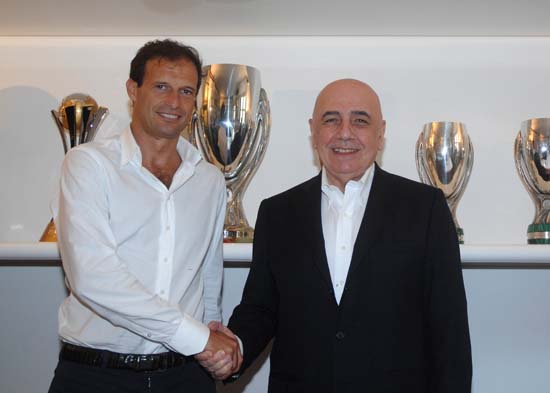 2010年與AC米蘭簽約