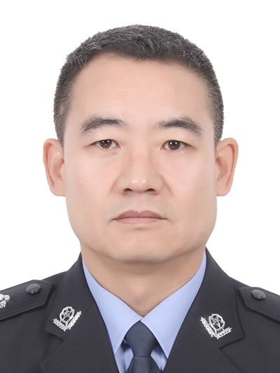 徐青松(廣州市公安局番禺區分局黨委委員、副局長) 徐青松(廣州市公安局番禺區分局黨委委員、副局長)