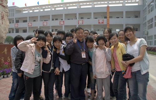 葉志平與學生們在新校園裡