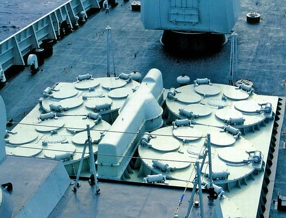 濟南號驅逐艦艦首VLS，中間是再裝填用的起重臂。
