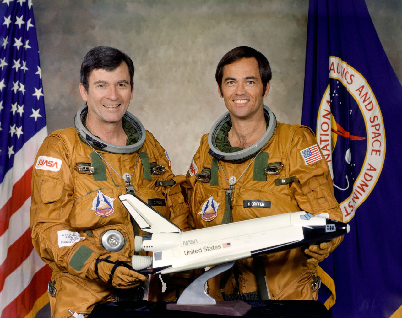STS-1成員。左起;約翰·楊、羅伯特·克里彭