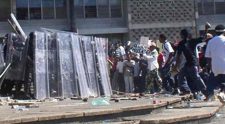 在貝爾莫潘，示威者和防暴警察的衝突