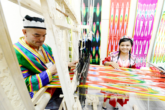 艾德萊斯綢製作的維吾爾民族服飾