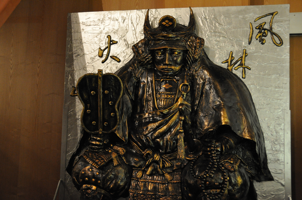 武田神社中的信玄銅像