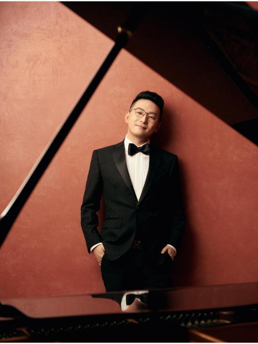 王龍(青年作曲家,音樂製作人、中國音樂學院聲歌系鋼琴藝術指導) 王龍(青年作曲家,音樂製作人、中國音樂學院聲歌系鋼琴藝術指導)
