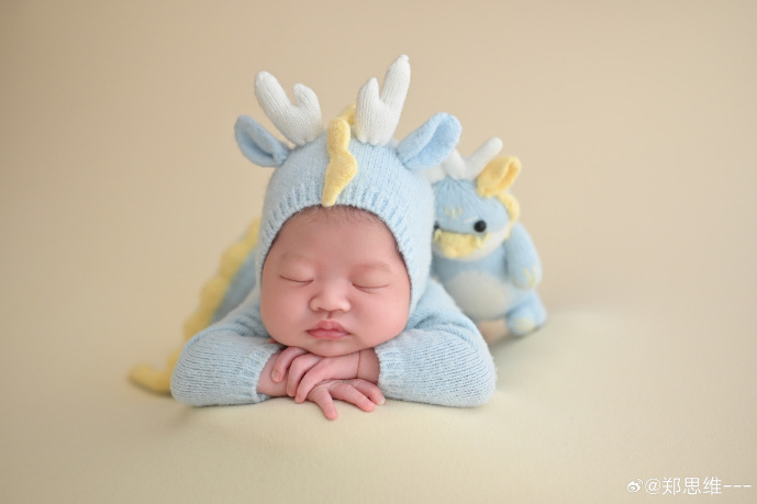 七月(鄭思維的二胎女兒) 七月(鄭思維的二胎女兒)
