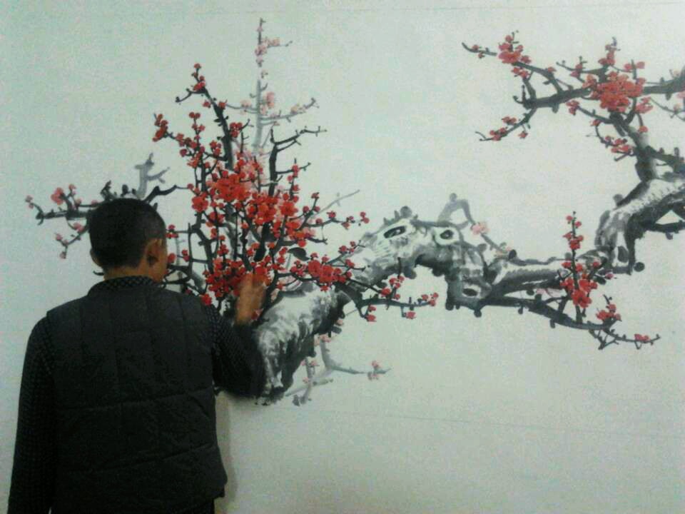 紐洪瀾在陝西善之緣書畫院牆面上作畫