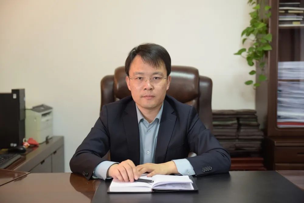 崔義(中國華能集團有限公司煤炭事業部副主任,華能煤業有限公司副總經理,扎賚諾爾煤業有限責任公司董事長) 崔義(中國華能集團有限公司煤炭事業部副主任,華能煤業有限公司副總經理,扎賚諾爾煤業有限責任公司董事長)