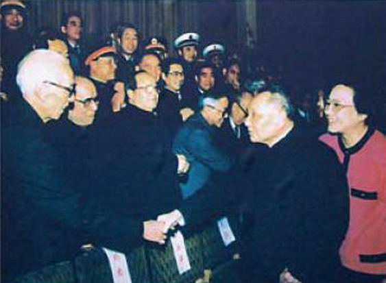 1992年春節，鄧小平同志與趙行志親切握手