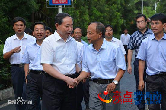 教育部長袁貴仁與八中校長王文佳親切握手。