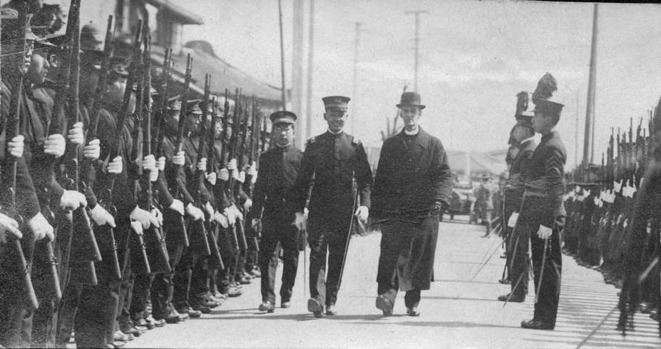 1917年卜舫濟在軍官陪同下檢閱約大軍訓隊伍