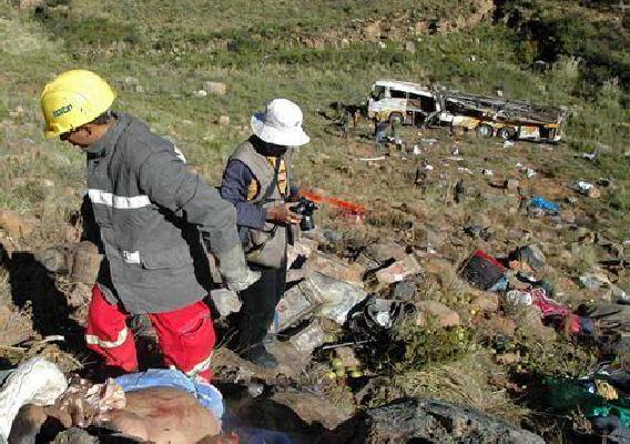 4·21玻利維亞客車墜谷事故