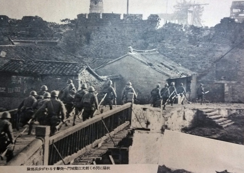 日軍攻擊江陰縣城，通過護城河橋向城門攻擊