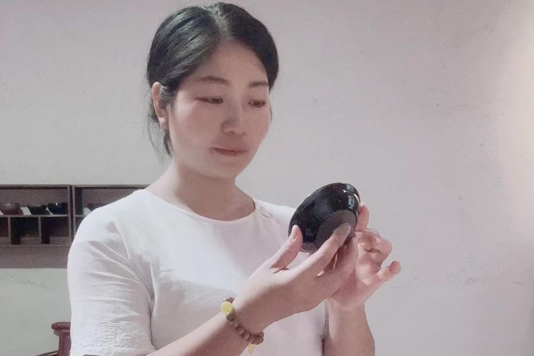 劉愛君(非物質文化遺產項目暨茶洋窯製作技藝傳承人) 劉愛君(非物質文化遺產項目暨茶洋窯製作技藝傳承人)