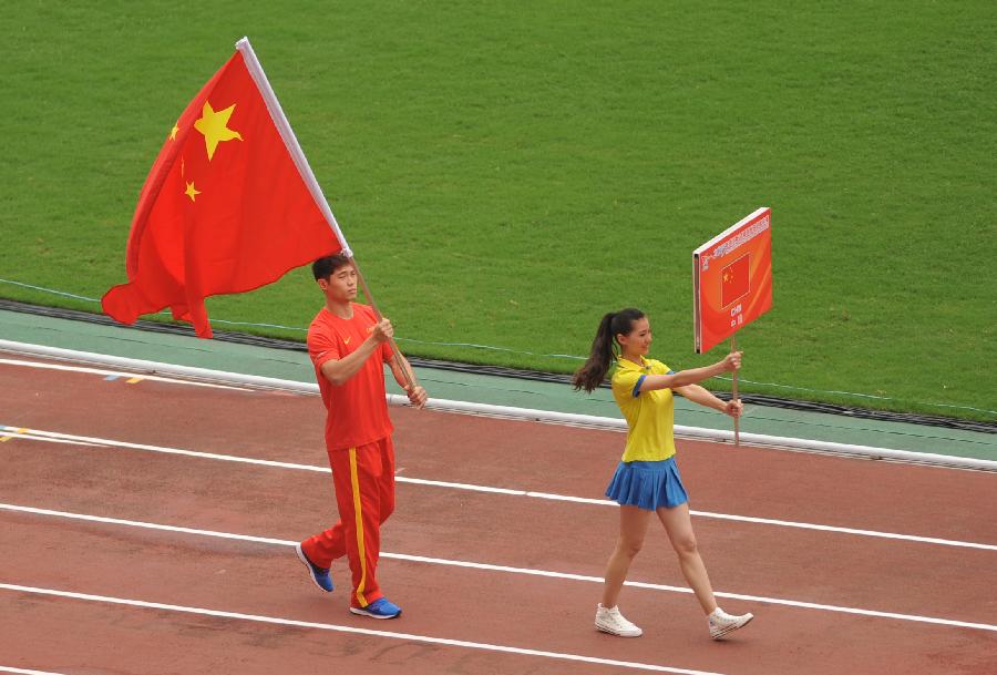 中國代表團旗手在開幕式上走進賽場