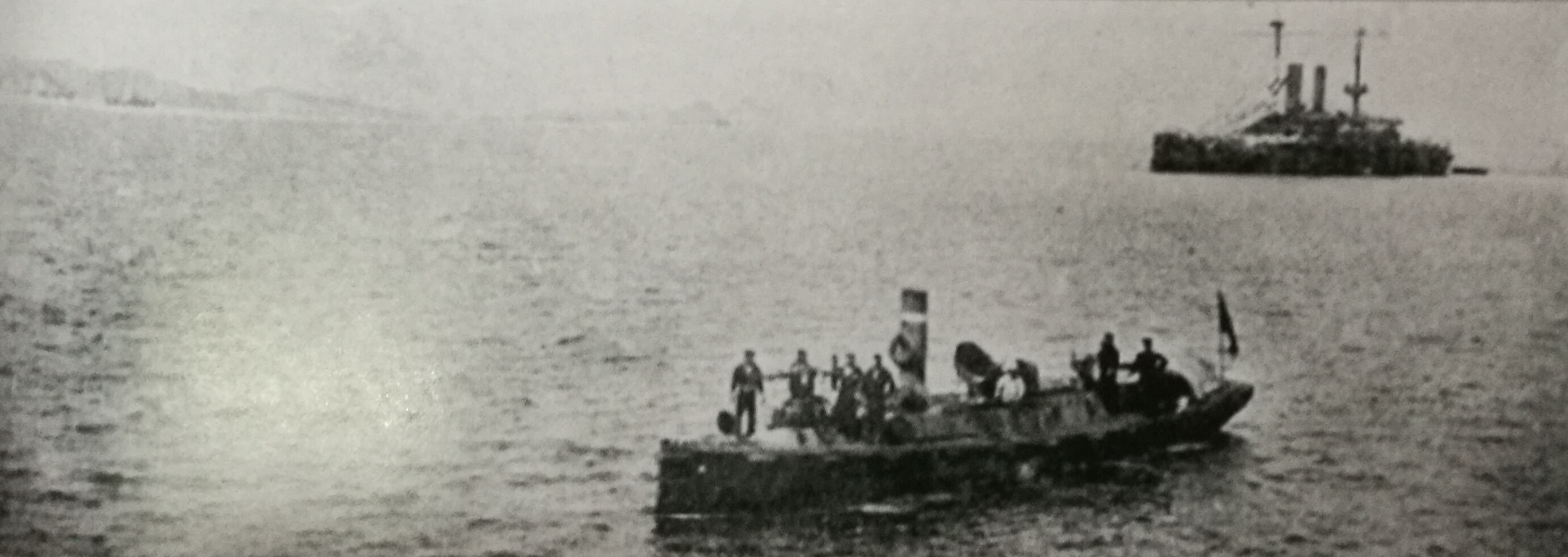 初瀨沉沒後留下的水雷艇，遠處是富士號