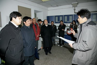 杜占元副部長一行參觀王習東教授實驗室