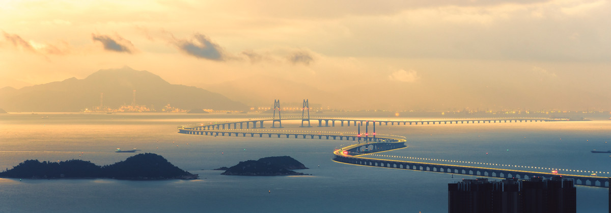 港珠澳大橋曲線設計與斜拉橋體