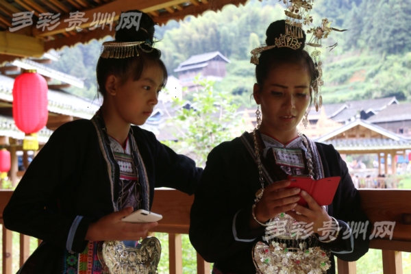 銅關村一對侗族母女在微信上與網友交流