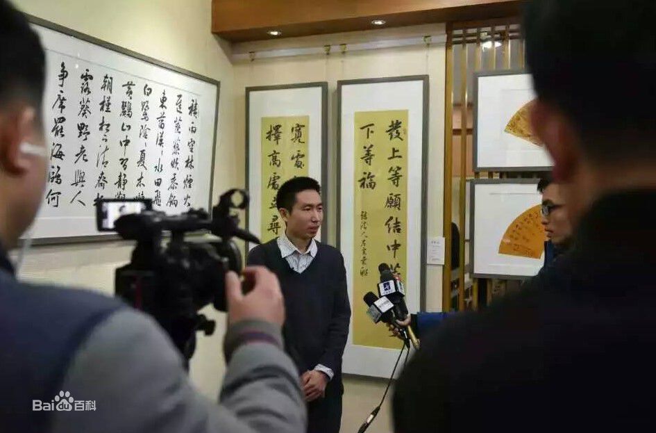 在榮寶齋接受央視記者採訪