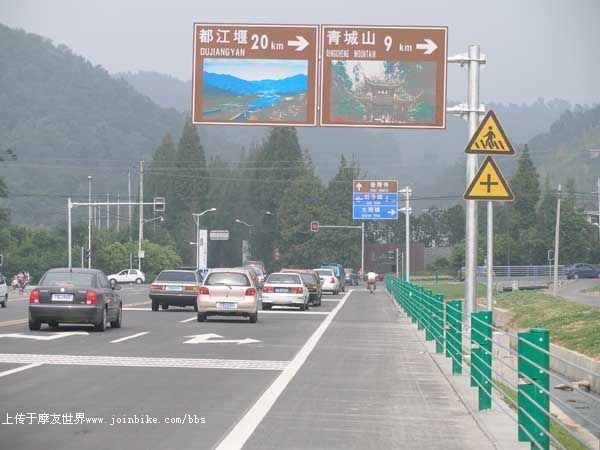 成青路連線了成都與都江堰，青城山