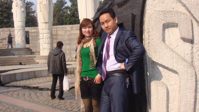 2011年春節，與妻子在浙江省紹興市。