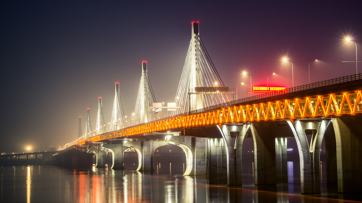 朝陽大橋採用了六塔斜拉橋的方案