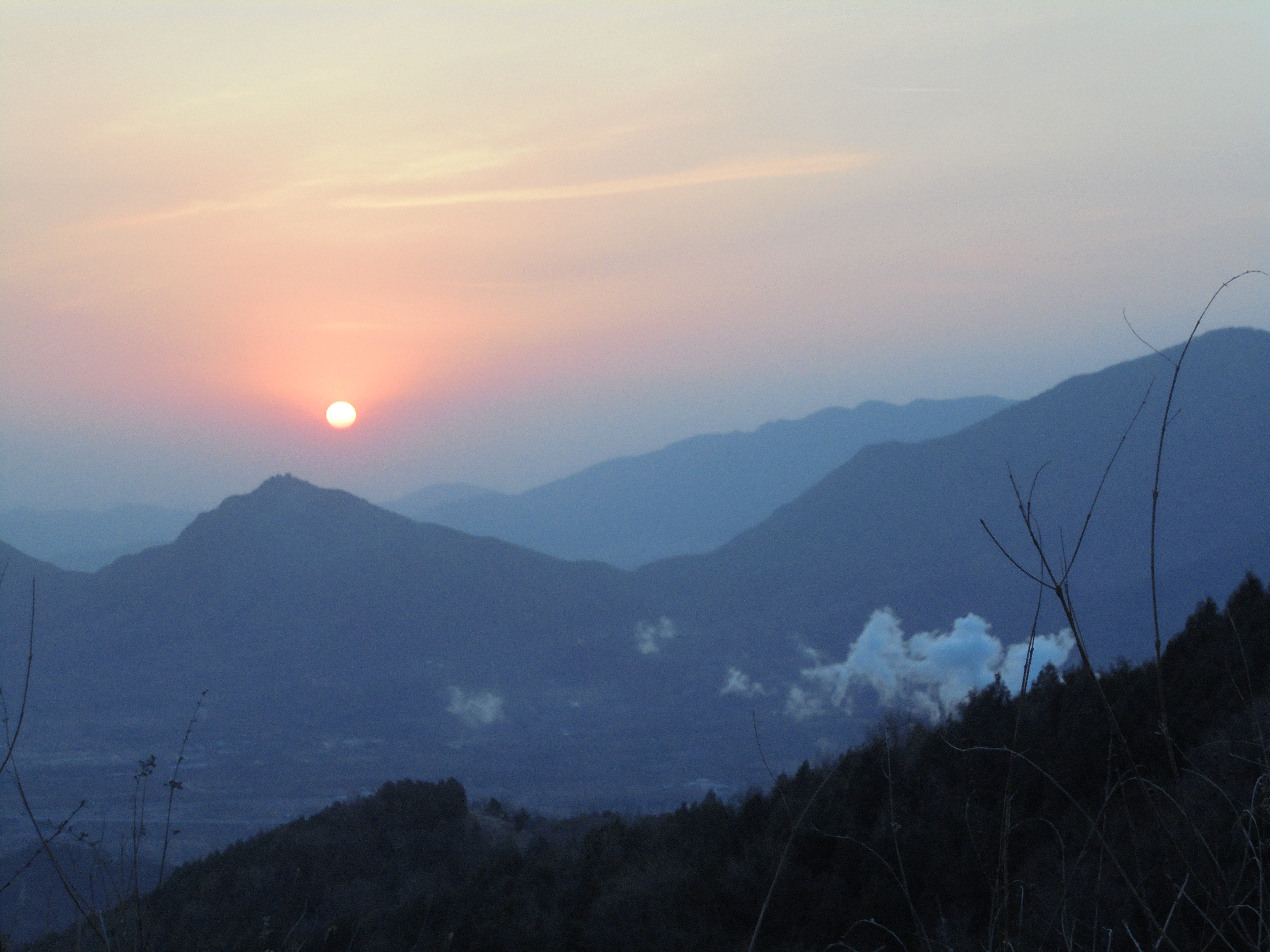 城子山上的日出，太陽左下的山包正是城子山