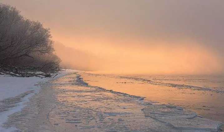 在冬季凍結的多瑙河