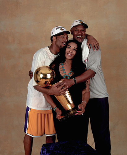 2000年奪冠後科比與父母的紀念照