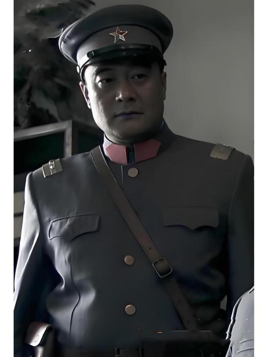 何彪(革命戰爭劇《洪流》中的反派角色,由演員王建新飾演) 何彪(革命戰爭劇《洪流》中的反派角色,由演員王建新飾演)