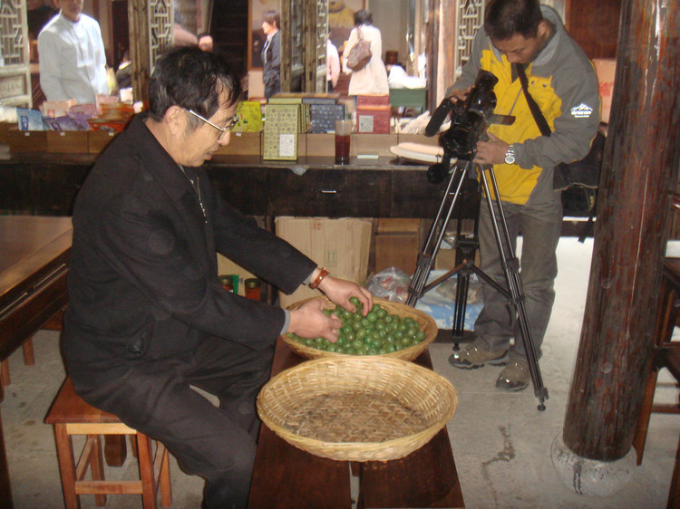 百年匯昌的老師傅在製作蜜餞