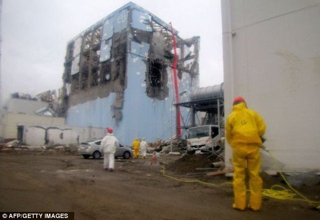 福島核電廠的工人試圖給核電廠降溫
