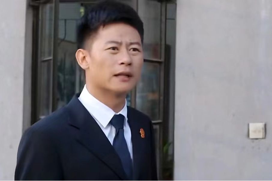 姜浩(法制輕喜劇《小鎮大法官》中的角色) 姜浩(法制輕喜劇《小鎮大法官》中的角色)