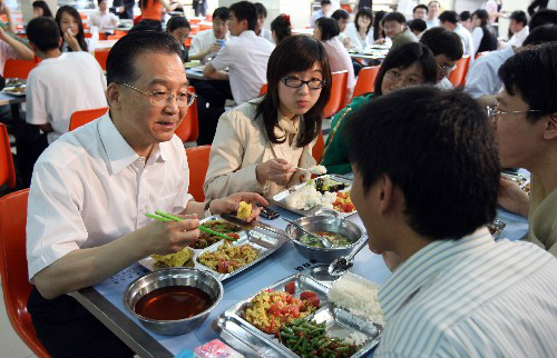 溫家寶總理與中國政法大學學子共同就餐