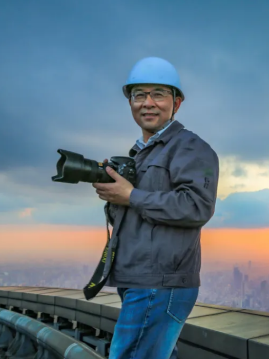 黃偉國(中國攝影家協會會員,上海中心工會副主席、黨群服務站站長) 黃偉國(中國攝影家協會會員,上海中心工會副主席、黨群服務站站長)