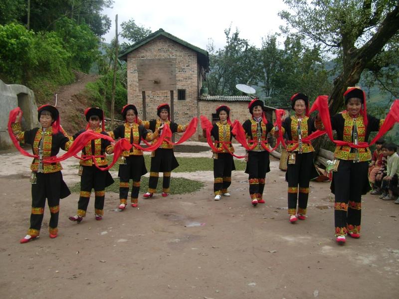 馬上村歡樂的哈尼族舞蹈