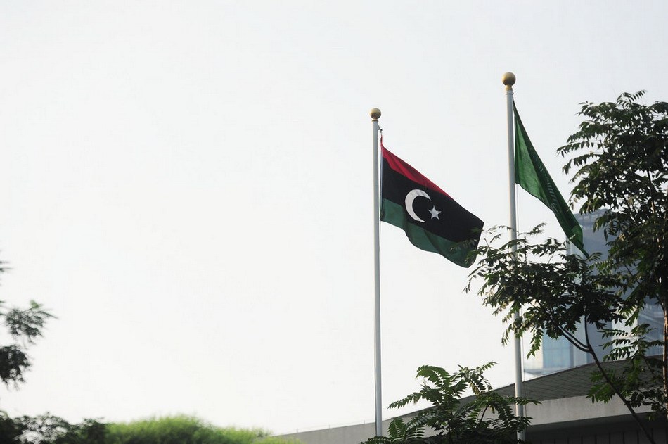 北京利比亞駐華大使館升起反對派國旗