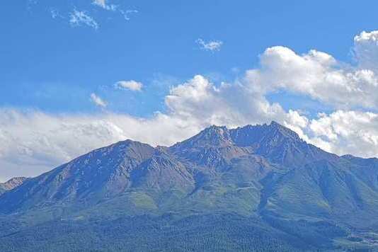 牛心山(吉林省長白山脈老爺嶺下的山脈) 牛心山(吉林省長白山脈老爺嶺下的山脈)
