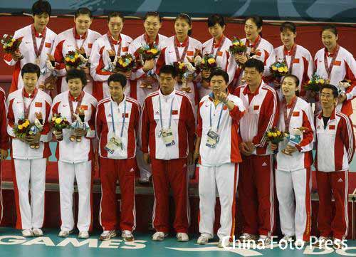 2006年亞運女排中國戰勝日本奪冠 與教練合影