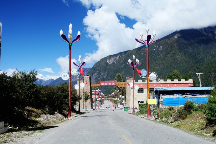 南方來車 通過 藏王故里的牌坊門—前方是鎮中心帶