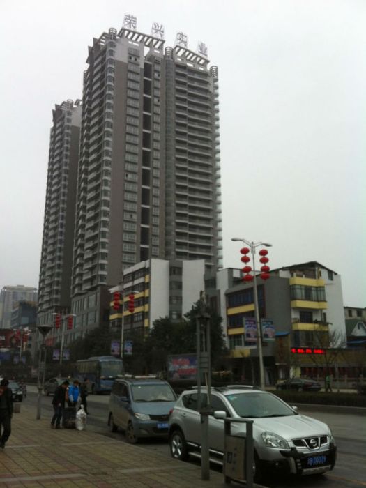榮興大廈(柳州山水城市規劃的河南片鬧市中心) 榮興大廈(柳州山水城市規劃的河南片鬧市中心)