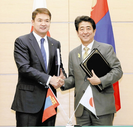 蒙古國總理賽汗比勒格與日本首相安倍晉三