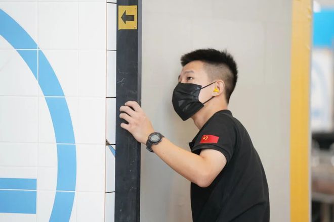 林宇翔(第二屆全國職業技能大賽瓷磚貼面項目冠軍) 林宇翔(第二屆全國職業技能大賽瓷磚貼面項目冠軍)