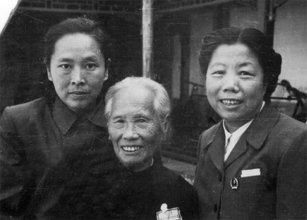 曾憲植（左一）陪同鄧大姐接見婦女英模代表